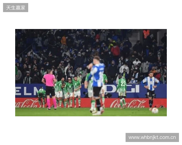 西班牙名嘴：维尼在替补席发笑不职业，在哪都该被开除