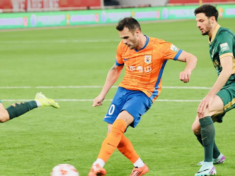 休闲时光😇卡扎伊什维利晒与家人出游照片，目前仍未和泰山续约